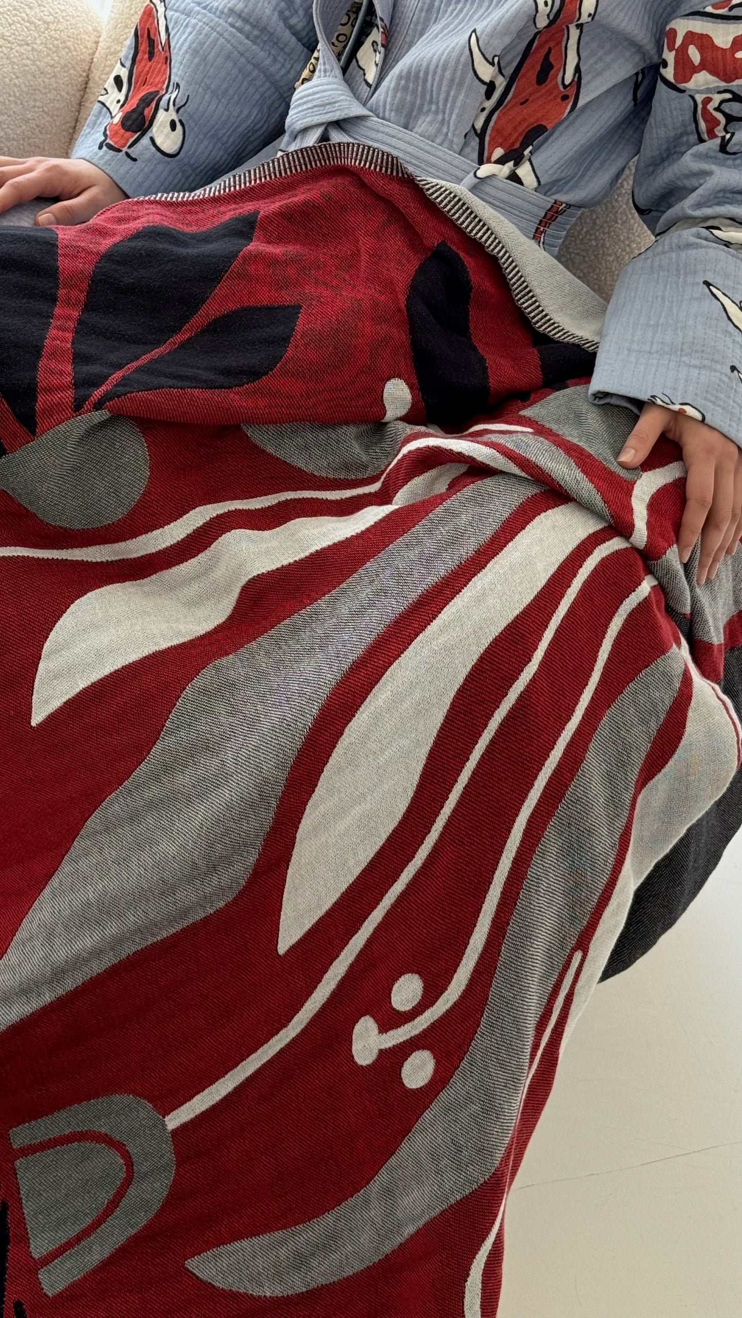 Flower Couch Throw - 100% cotton, jacquard couch throw with flowers in a vase pattern, tones different on each side